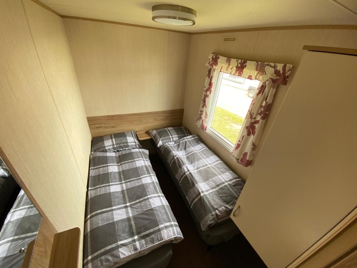 3 Bed 8 Berth Caravan In California Cliffs - M1 Great Yarmouth Exteriör bild